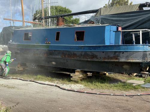 Click Here To Enlarge This Photo Of Sand Blasting a Narrow Boat