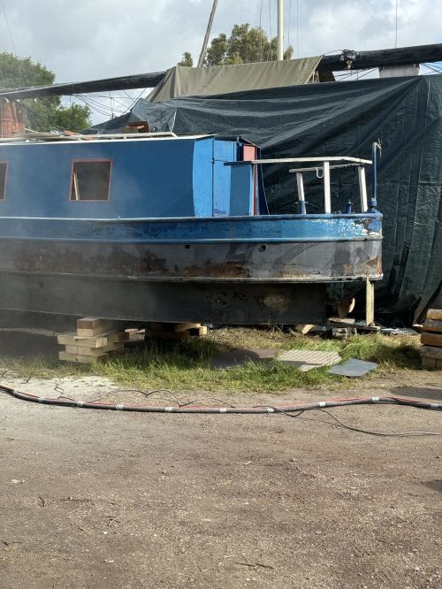 Click Here To Enlarge This Photo Of Sand Blasting a Narrow Boat